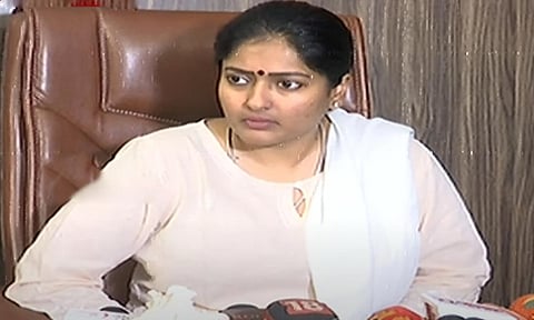 என்னை விமர்சனம் செய்தால் திருப்பி பதிலடி கொடுப்பேன்- காயத்ரி ரகுராம்