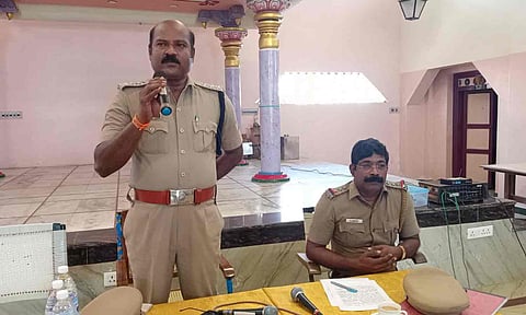 கூட்டத்தில் டி.எஸ்.பி. வெங்கடேசன் பேசிய போது எடுத்த படம்.&nbsp;