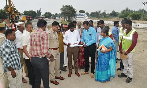 மேம்பாலம் மற்றும் சாலை அமைக்கும் பணியினை மாவட்ட கலெக்டர் மோகன்ஆய்வு செய்தார்.