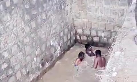 கால்வாயில் தண்ணீர் செல்லும் காட்சி.