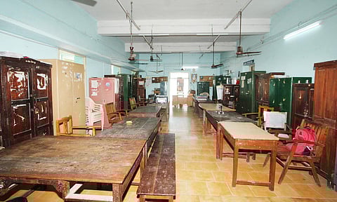 சின்ன சொக்கிகுளத்தில் உள்ள கிழக்கு ஊராட்சி அலுவலகம் வெறிச்சோடி கிடப்பதை  படத்தில் காணலாம்.