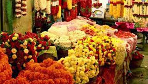 சேலத்தில் பூக்கள் விற்பனை அதிகரிப்பு
