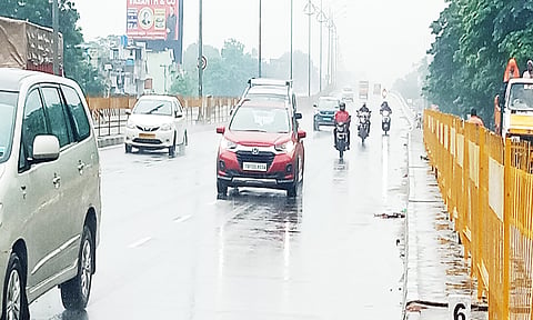 வேலூரில் இன்று காலை பரவலாக மழை பெய்தது. சத்துவாச்சாரியில் சென்னை- பெங்களூர் நெடுஞ்சாலையில் வாகனங்கள் ஊர்ந்து சென்ற காட்சி.