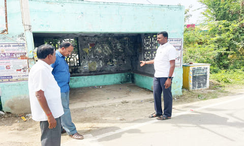 பாச்சல் பகுதியில் பழுதடைந்த கட்டிடங்களை வட்டார வளர்ச்சி அலுவலர் பார்வையிட்டு ஆய்வு செய்த காட்சி.