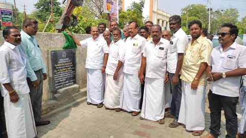 கல்வெட்டை கடம்பூர் ராஜூ எம்.எல்.ஏ. திறந்து வைத்த காட்சி.