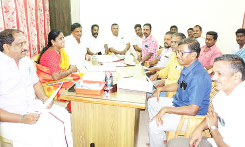 குடியாத்தத்தில் ஜவுளி பூங்கா அமைப்பது குறித்து அமலு விஜயன் எம்.எல்.ஏ. தலைமையில் கைத்தறி துணிநூல் துறை அதிகாரிகள் ஆலோசனை நடத்திய போது எடுத்த படம்.