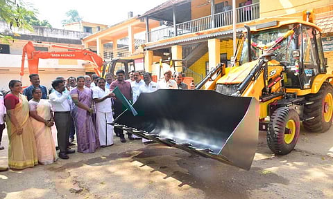 புதிய எந்திரங்களை மேயர் மகேஷ் தொடங்கி வைத்த காட்சி.
