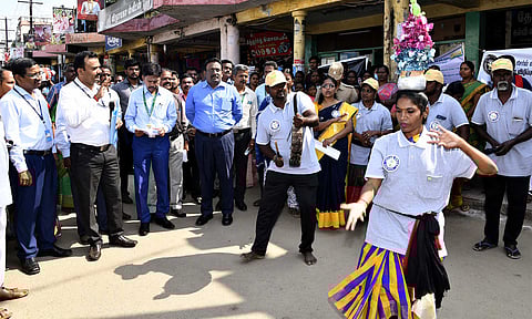 விழிப்புணர்வு கலைநிகழ்ச்சிகளை கலெக்டர் முரளிதரன் தொடங்கி வைத்து பார்வையிட்டார்.