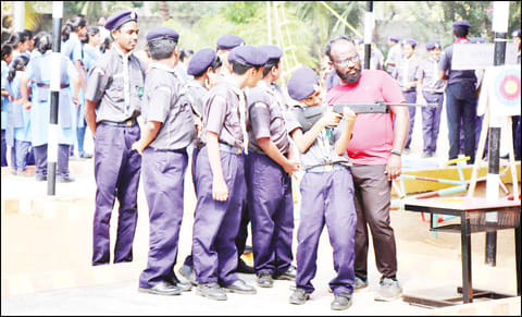 பிரண்ட்லைன் மிலேனியம் பள்ளியில் சாரண, சாரணியர் பயிற்சி முகாம் நடைபெற்ற&nbsp; காட்சி.