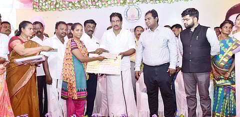 மக்கள் தொடர்பு முகாமில் பயனாளிகளுக்கு நலத்திட்ட உதவிகளை அமைச்சர்  மூர்த்தி வழங்கினார்.

