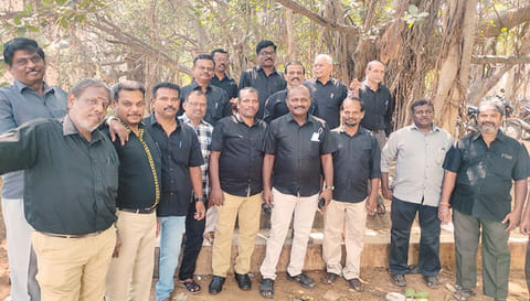 கருப்பு சட்டை அணிந்து போராட்டத்தில் ஈடுபட்ட அரசு ஊழியர்கள்.