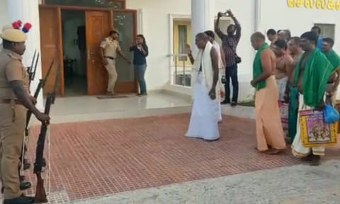 மேல் சட்டையின்றி போலீஸ் மரியாதையை ஏற்றுக்கொண்ட முதலமைச்சர் ரங்கசாமி