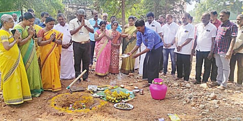 திருப்பரங்குன்றம் ஊராட்சி ஒன்றிய அலுவலக புதிய கட்டிடத்திற்கான பூமி பூஜை நடைபெற்ற போது எடுத்த படம்.