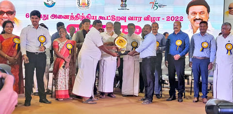 கோவை அரசு விழாவில் சங்க தலைவர் பொன்முருகேசன் கேடயம்  பெற்ற போது எடுத்த படம்.