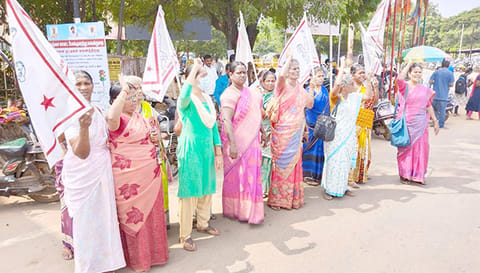 தஞ்சை ரெயிலடியில் மாதர் சங்கத்தினர் ஆர்ப்பாட்டம்