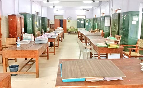தென்காசி யூனியன் அலுவலகம் வெறிச்சோடி கிடப்பதை படத்தில் காணலாம்.