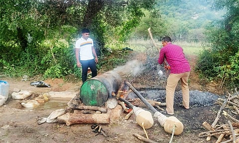 500 லிட்டர் சாராய ஊறல் அழிப்பு