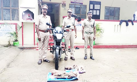 பறிமுதல் செய்யப்பட்ட சந்தன கட்டைகள்.