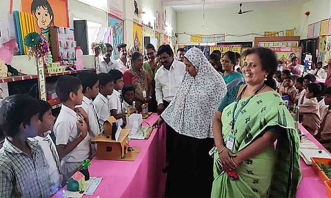 கண்காட்சியை பெற்றோர்களுடன் திருப்பூர் வடக்கு வட்டார கல்வி அதிகாரி முஸ்ரத் பேகம் பார்வையிட்ட காட்சி.
