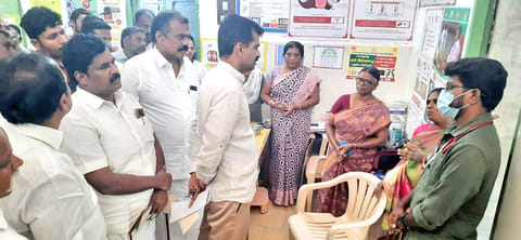 வில்லிசேரியில் அரசு ஆரம்ப சுகாதார நிலையத்தை துரைவைகோ பார்வையிட்ட காட்சி. அருகில் வடக்கு மாவட்ட செயலாளர் ஆர்.எஸ்.ரமேஷ் மற்றும் பலர் உள்ளனர்.
