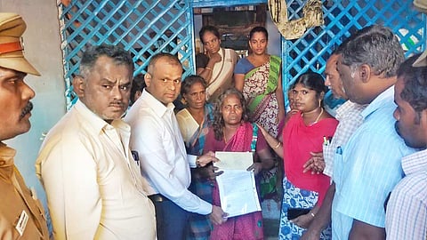 நம்பிராஜன் மனைவிக்கு அரசு பணிக்கான ஆணையை அவரது குடும்பத்தினரிடம் ஆர்.டி.ஓ. சந்திரசேகர் வழங்கிய காட்சி.