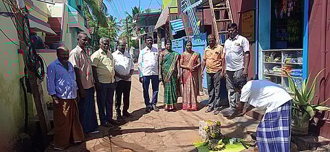 பேவர் பிளாக் சாலை அமைப்பதற்கான பூமிபூஜை நடைபெற்ற காட்சி.