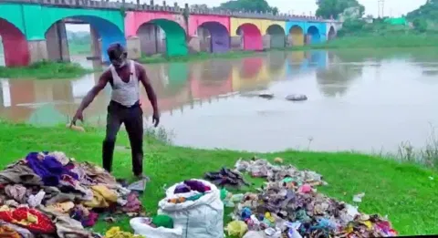 ஆற்றை சுத்தம் செய்யும் பணியில் தன்னார்வர்கள்.