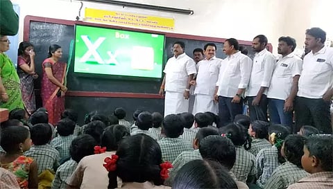 கரும்பு சாலையூர் ஊராட்சி ஒன்றிய பள்ளிக்கு மேட்டூர் சதாசிவம் எம்.எல்.ஏ ஸ்மார்ட் போர்டு வழங்கிய போது எடுத்த படம்.