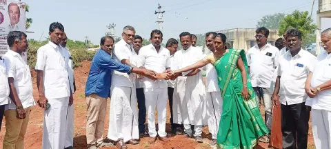வளர்ச்சி திட்ட பணிகளுக்காக மாவட்ட பஞ்சாயத்து தலைவர் வி.எஸ்.ஆர். ஜெகதீஸ் அடிக்கல் நாட்டிய போது எடுத்தபடம்.