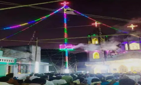 கொடியேற்ற நிகழ்ச்சியில் திரளானோர் பங்கேற்ற காட்சி.