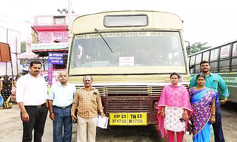 இழப்பீடு வழங்காததால் ஜப்தி செய்யப்பட்ட பஸ்.