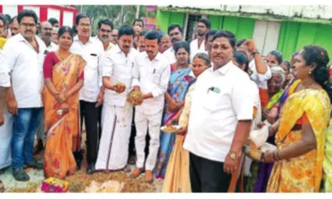 ரூ.61 லட்சத்தில் துணை சுகாதார நிலையம் கட்ட&nbsp; எம்.பி, எம்.எல்.ஏ. பூஜை போட்டு தொடங்கி வைத்த காட்சி.
