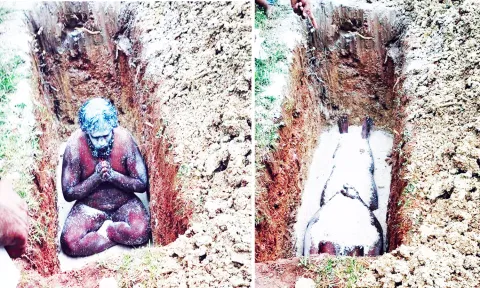 சவக்குழியில் மனைவி பிணத்தின் மீது அமர்ந்து வாலிபர் பூஜை செய்த காட்சி.