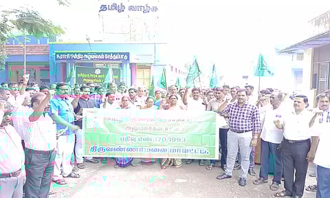 சேத்துப்பட்டு ஊராட்சி ஒன்றிய அலுவலகம் முன்பு தமிழ்நாடு ஊரக வளர்ச்சி துறை அலுவலர் சங்கம் சார்பில் கண்டன ஆர்ப்பாட்டம் நடந்த போது எடுத்த படம்.