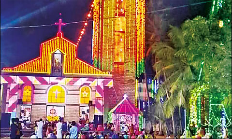 ஆலயம் மின்விளக்குகளால் அலங்கரிக்கப்பட்டு இருந்த காட்சி.