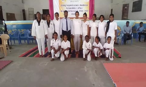 போட்டியில் வெற்றி பெற்ற மாணவர்களை படத்தில காணலாம்