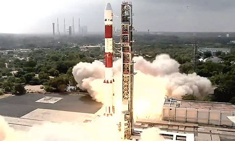 பி.எஸ்.எல்.வி. சி-54 ராக்கெட் வெற்றிகரமாக விண்ணில் பாய்ந்தது