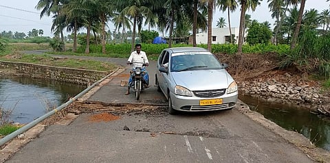 தொடர் மழையால் சேதம் அடைந்த மேல்மட்ட பாலம்