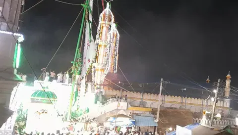 கந்தூரி விழாவை முன்னிட்டு கொடியேற்றம் நடைபெற்றது.