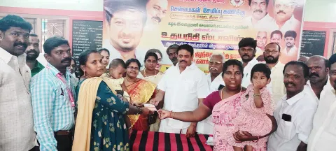 செல்வமகள் சேமிப்பு திட்டத்தின் கீழ் புதிய சேமிப்பு கணக்கை தெற்கு மாவட்ட செயலாளர்  மணிமாறன் தொடங்கி வைத்தபோது எடுத்த படம். அருகில் இளைஞரணி அமைப்பாளர் மதன்குமார், துணை அமைப்பாளர்கள் வி.விமல், சுரேஷ் உள்பட பலர் உள்ளனர்.