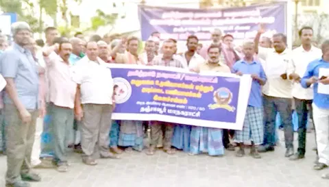 தஞ்சையில் தமிழ்நாடு நகராட்சி மாநகராட்சி அனைத்து சங்கங்களின் ஒருங்கிணைப்பு குழு சார்பில் ஆர்ப்பாட்டம்.