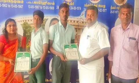 மாணவர்களுக்கு பாராட்டு சான்றிதழ்கள் வழங்கப்பட்ட காட்சி.