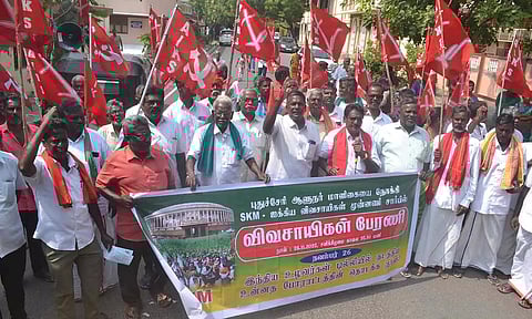 கவர்னர் மாளிகை நோக்கி விவசாயிகள் பேரணி நடத்திய காட்சி.