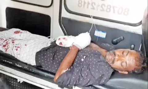 நண்பர் வெட்டியதில் கை மணிக்கட்டுகளை இழந்த சஜித்துக்கு ஆம்புலன்சில் முதலுதவி அளிக்கப்பட்ட காட்சி