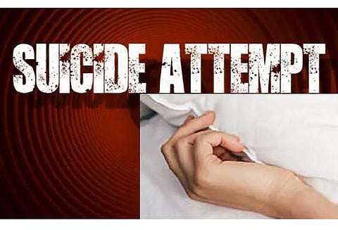 பொள்ளாச்சியில் பிளேடால் கழுத்தை அறுத்த பிளஸ்-1 மாணவர்