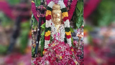 குருபூஜை விழாவை முன்னிட்டு சக்கரப்பட்டி சித்தர் சிறப்பு அலங்காரத்தில் அருள்பாலித்த காட்சி.&nbsp;