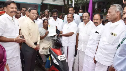 &nbsp;மாற்றுத்திறனாளி பெண் ஒருவருக்கு பணி ஆணையை அமைச்சர் சி.வி.கணேசன் வழங்கிய காட்சி.