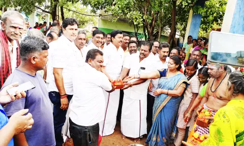 திருப்பத்தூர் சீரங்கப்பட்டி அரசு பள்ளியில் ரூ.16½ லட்சத்தில் புதிய வகுப்பறைகள்எ நல்லதம்பி எம்.எல்.ஏ தொடங்கி வைத்த காட்சி.