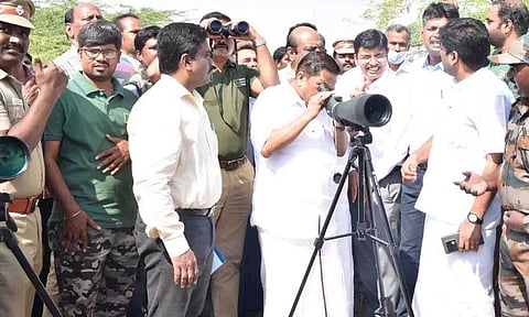 நஞ்சராயன்குளம் பறவைகள் சரணாலயத்தை  அமைச்சர் ராமச்சந்திரன்  ஆய்வு செய்த  காட்சி.&nbsp;