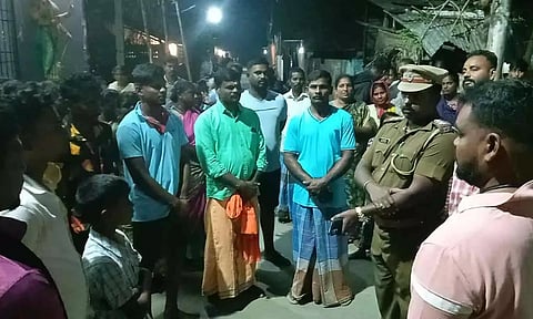 பொதுமக்களுக்கு சேதராப்பட்டு போலீசார் விழிப்புணர்வு ஏற்படுத்திய காட்சி.